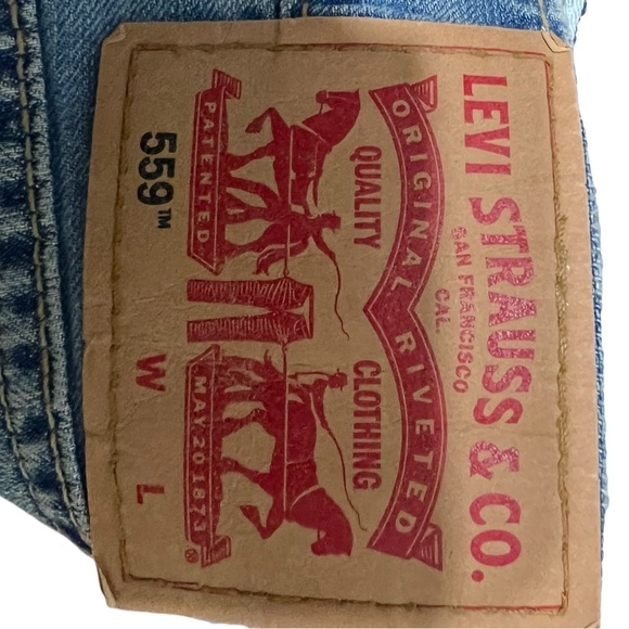 LEVI STRAUSS & CO. MENS STRAIGHT LEG JEAN SIZE 52βX30β LENGTH FADED BLUES. - Picture 4 of 13